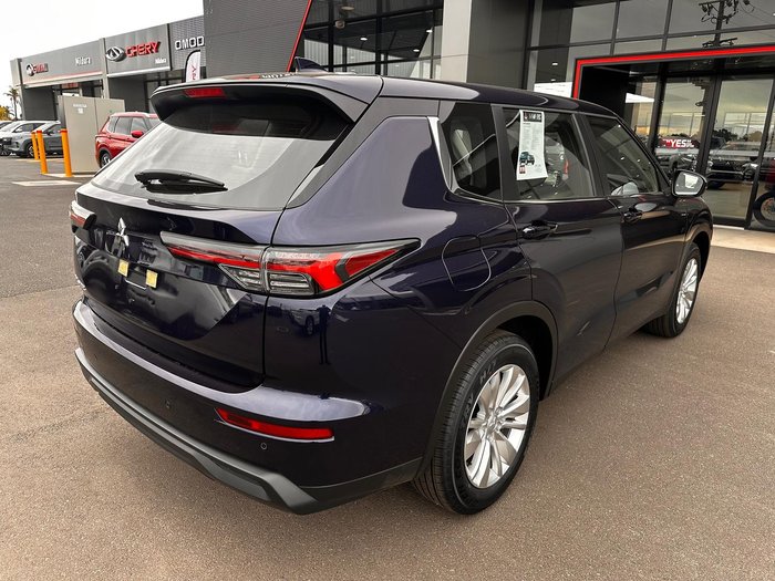 2025 Mitsubishi Outlander ES