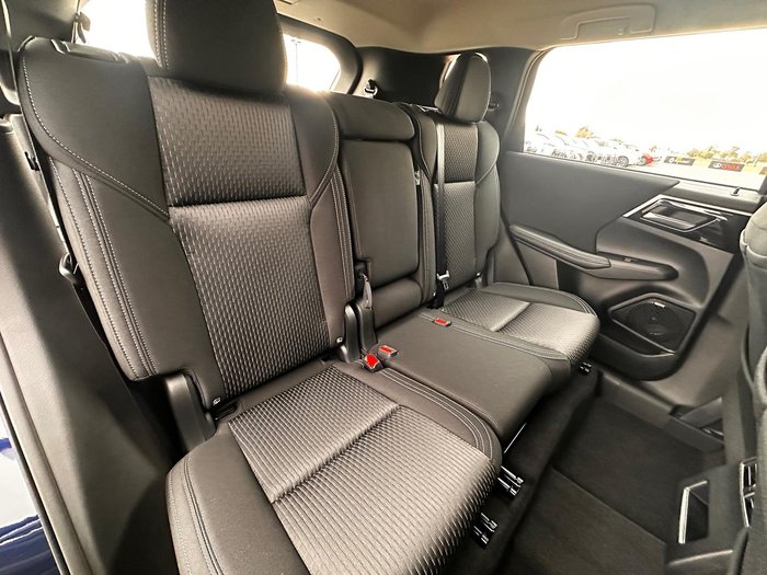 2025 Mitsubishi Outlander ES