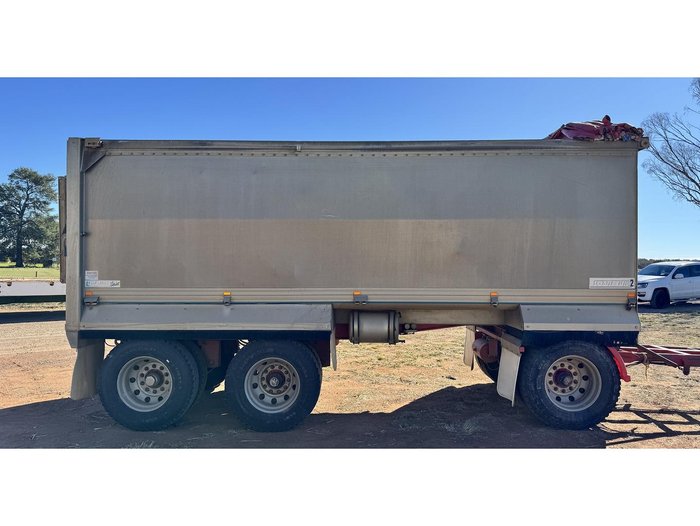 2010 Kenworth T402 Truck & Dog Trailer Package