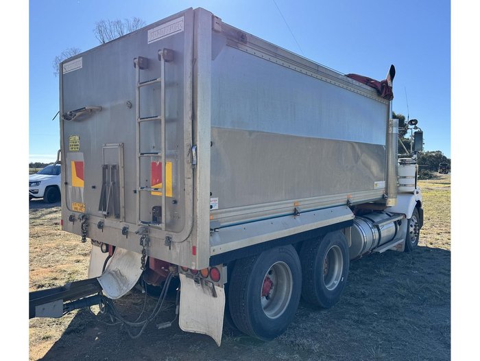 2010 Kenworth T402 Truck & Dog Trailer Package