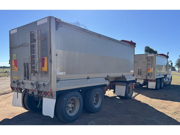 2010 Kenworth T402 Truck & Dog Trailer Package