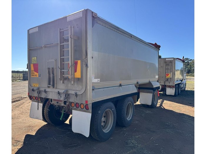 2010 Kenworth T402 Truck & Dog Trailer Package