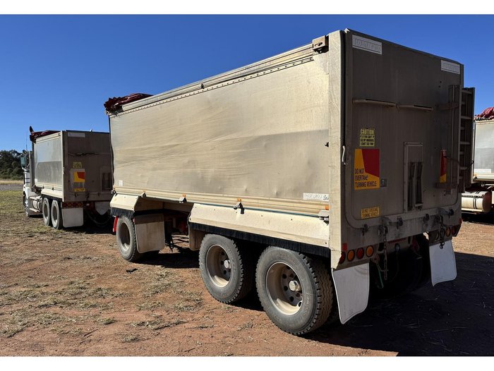 2010 Kenworth T402 Truck & Dog Trailer Package