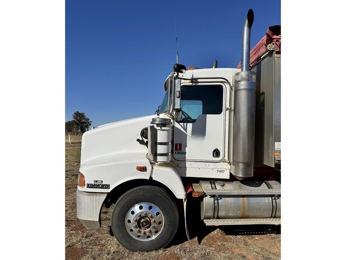 2010 Kenworth T402 Truck & Dog Trailer Package