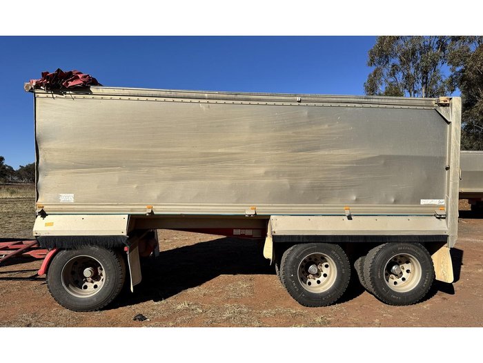 2010 Kenworth T402 Truck & Dog Trailer Package