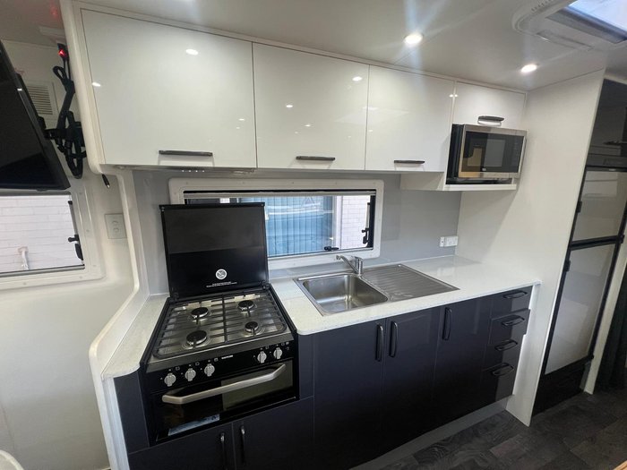 2021 New Age Caravans Manta Ray Adventurer Mr20bcs 20' Bunk