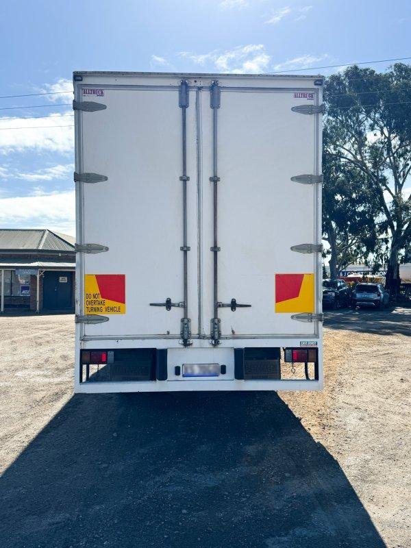 2013 Isuzu Fsr 850 Curtain Side Truck
