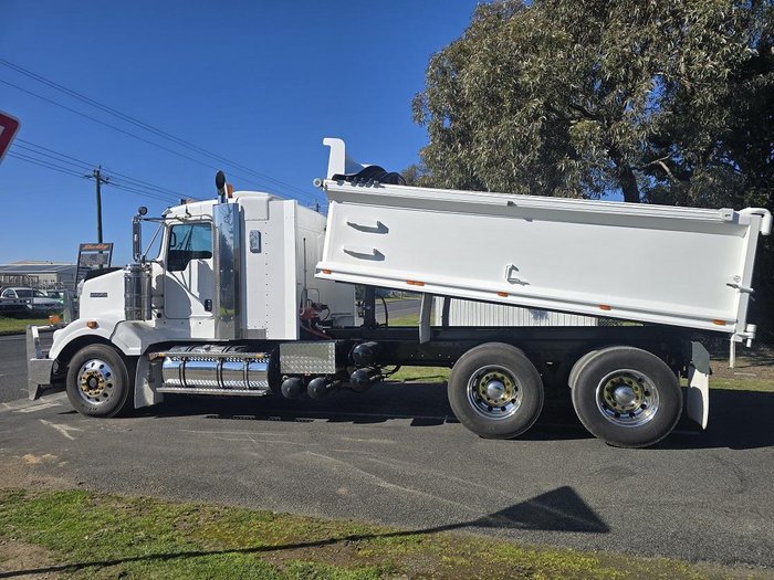 2011 Kenworth T409 Sar White