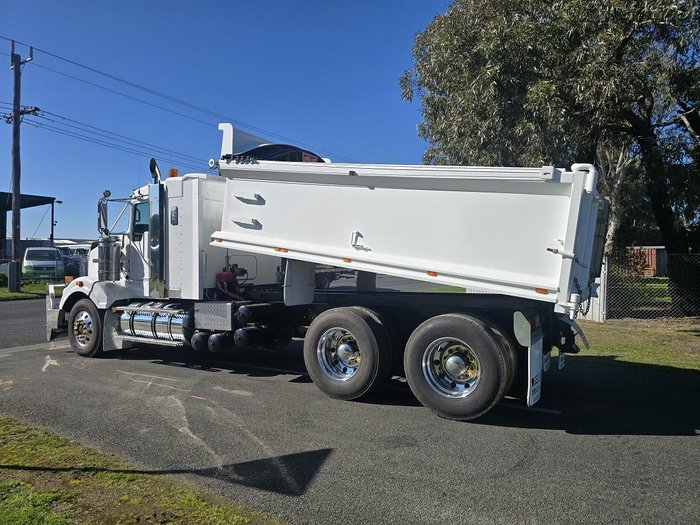 2011 Kenworth T409 Sar White