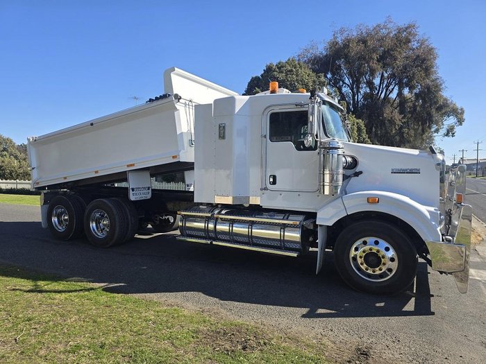 2011 Kenworth T409 Sar White