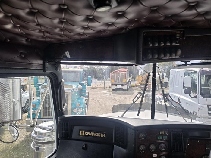 2011 Kenworth T409 Sar White