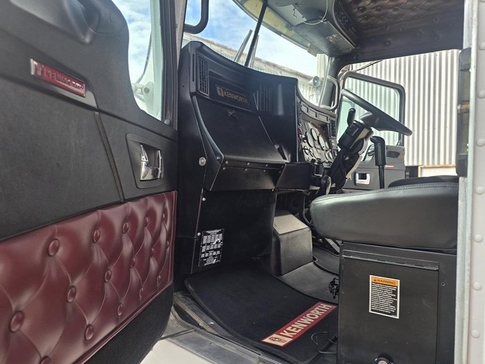 2011 Kenworth T409 Sar White
