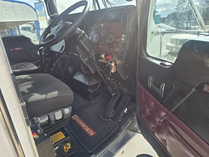 2011 Kenworth T409 Sar White