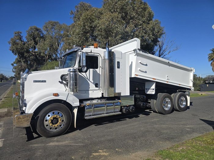 2011 Kenworth T409 Sar White