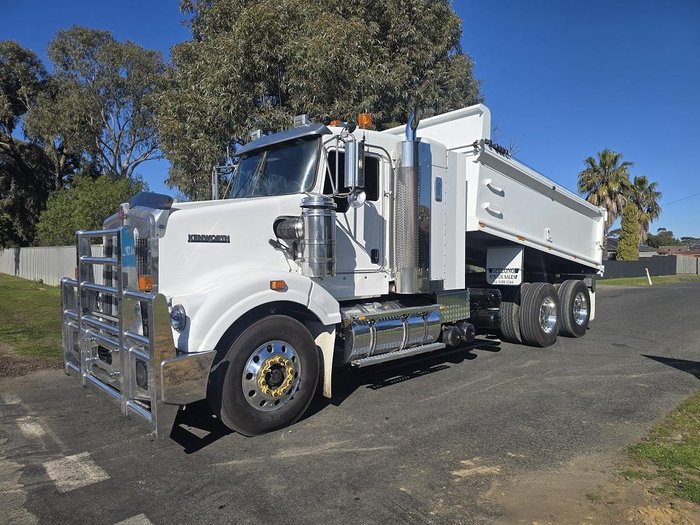 2011 Kenworth T409 Sar White