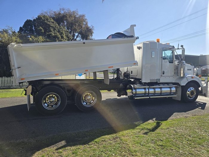 2011 Kenworth T409 Sar White