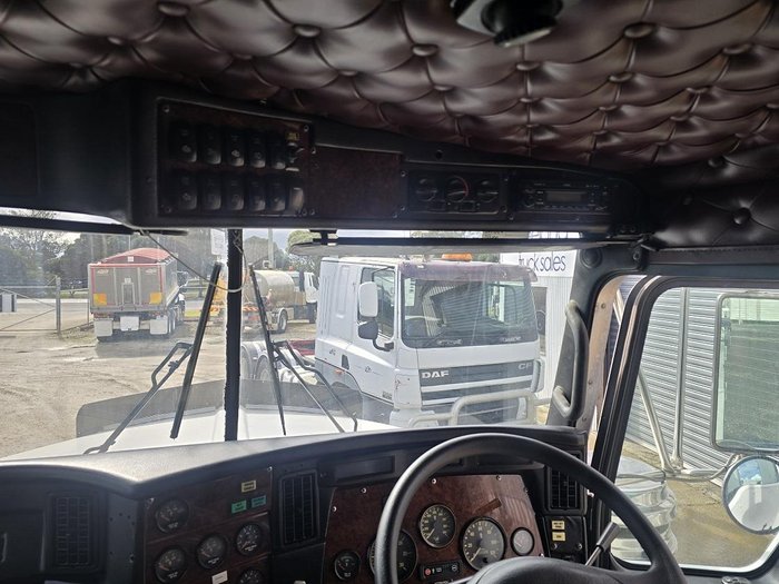 2011 Kenworth T409 Sar White
