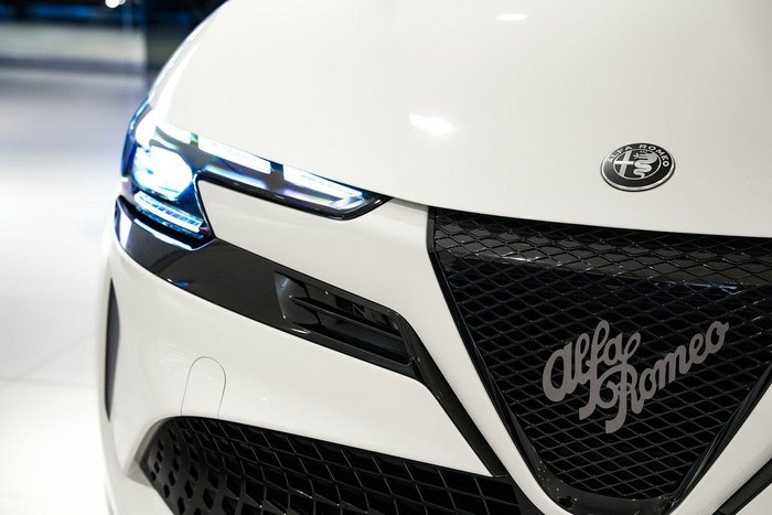 2025 Alfa Romeo Junior Ibrida