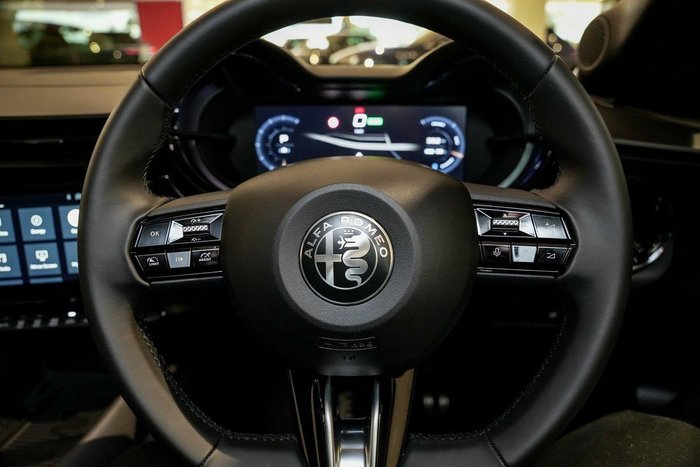 2025 Alfa Romeo Junior Ibrida