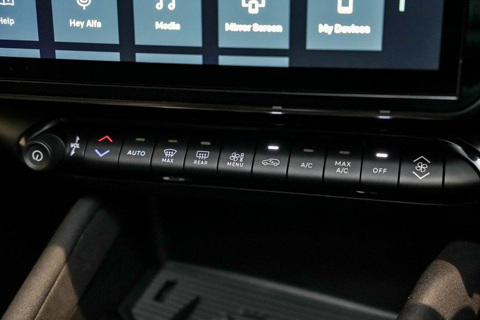 2025 Alfa Romeo Junior Ibrida