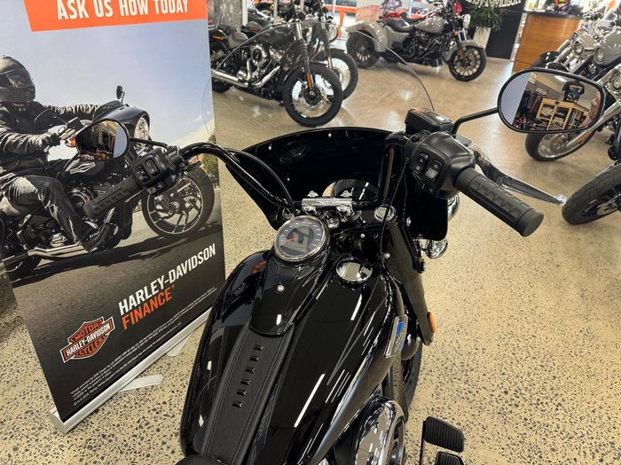 2025 Harley-Davidson Heritage Classic 117 (FLHC) Softail Black