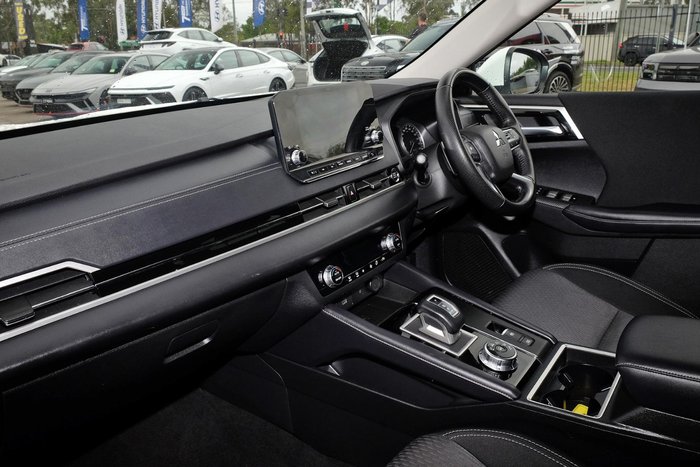 2023 Mitsubishi Outlander LS