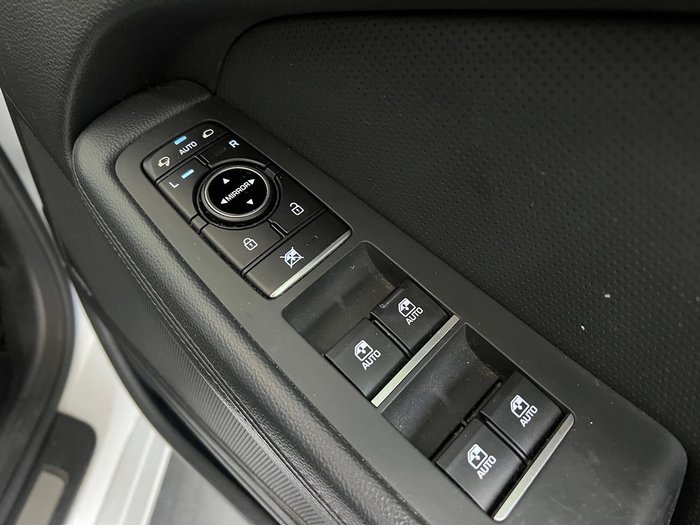 2015 Hyundai Genesis DH Marble White