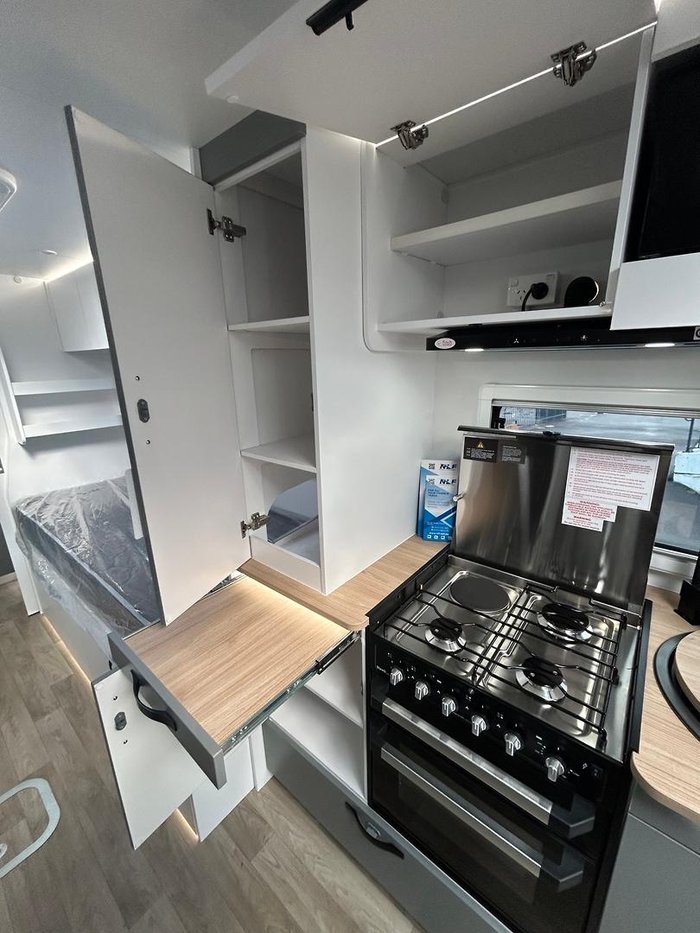 2025 Avan Ovation M10