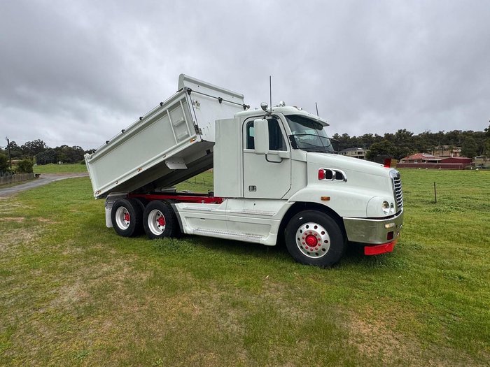2011 Freightliner Century C(S/T)112