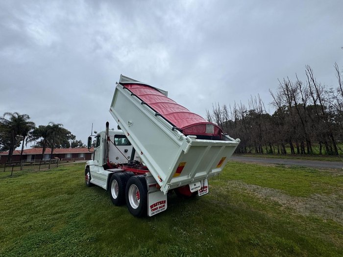 2011 Freightliner Century C(S/T)112