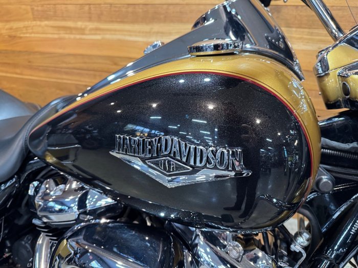 2017 Harley-davidson FLHR ROAD KING Gold