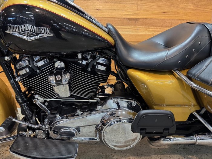 2017 Harley-davidson FLHR ROAD KING Gold