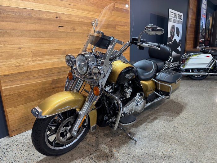 2017 Harley-davidson FLHR ROAD KING Gold