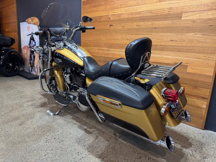 2017 Harley-davidson FLHR ROAD KING Gold