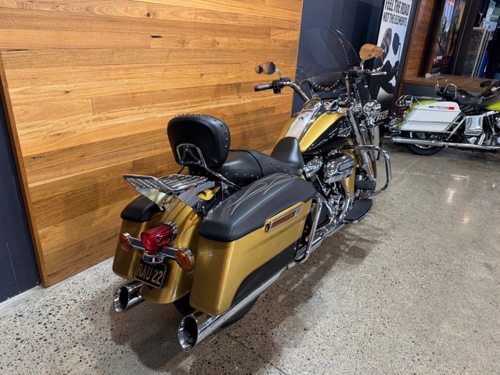 2017 Harley-davidson FLHR ROAD KING Gold