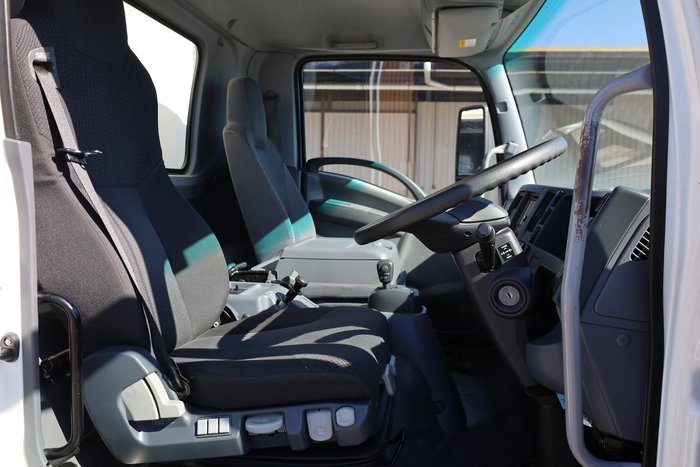 2016 Isuzu Fsr 120-240 10 Pallet Pantech White