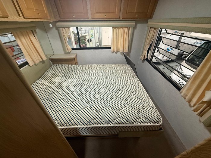 2004 Winnebago Explorer 2584