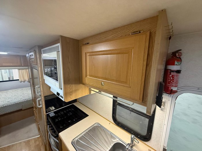 2004 Winnebago Explorer 2584