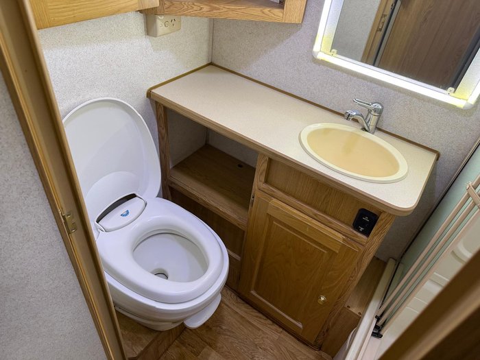 2004 Winnebago Explorer 2584