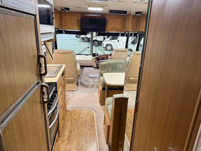 2004 Winnebago Explorer 2584