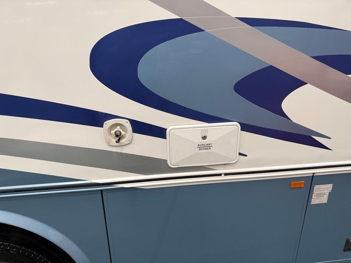 2004 Winnebago Explorer 2584