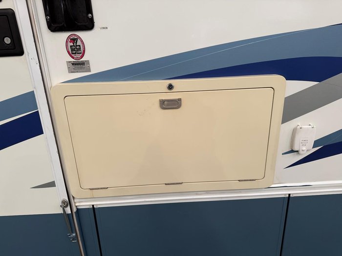 2004 Winnebago Explorer 2584