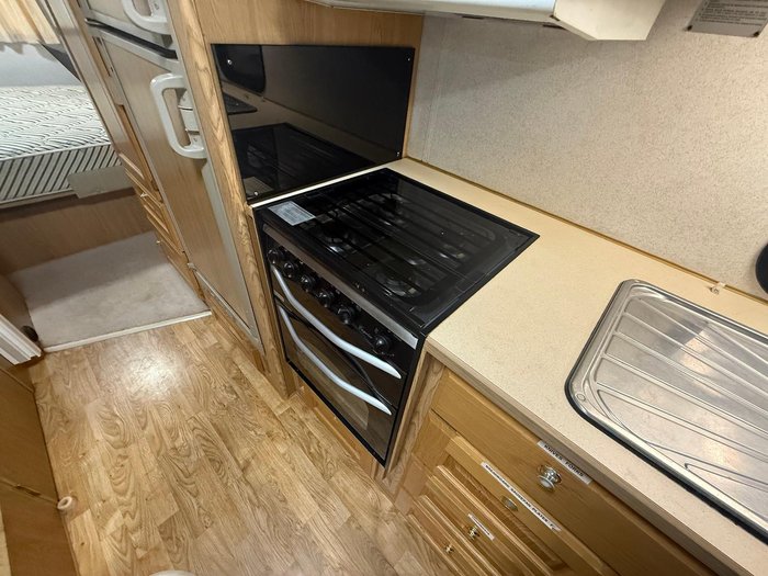 2004 Winnebago Explorer 2584