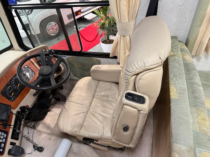 2004 Winnebago Explorer 2584