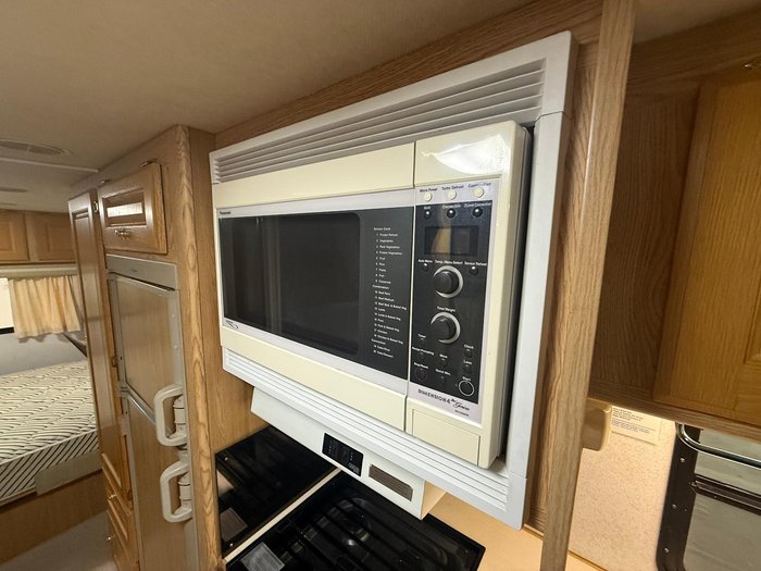 2004 Winnebago Explorer 2584