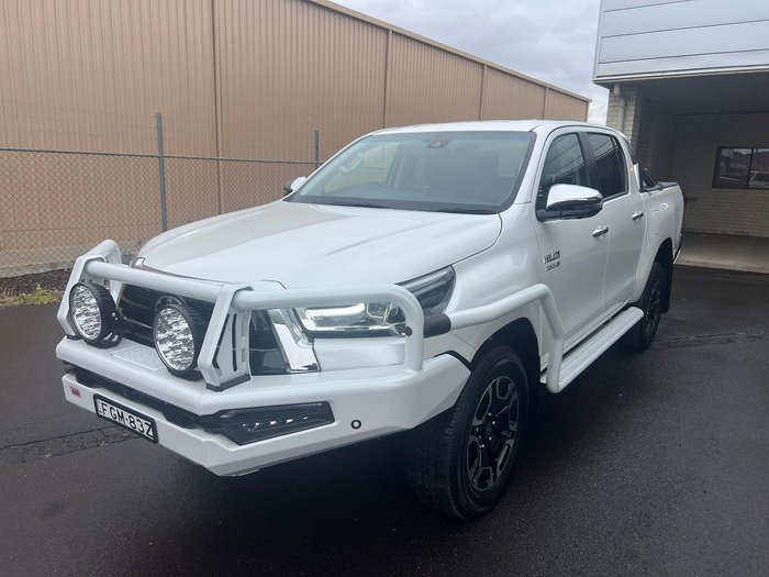 2023 Toyota Hilux SR5