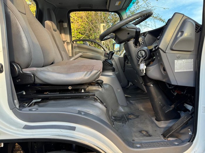 2012 Isuzu Npr 400 WHITE