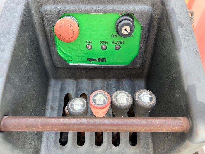 2012 Isuzu Npr 400 WHITE