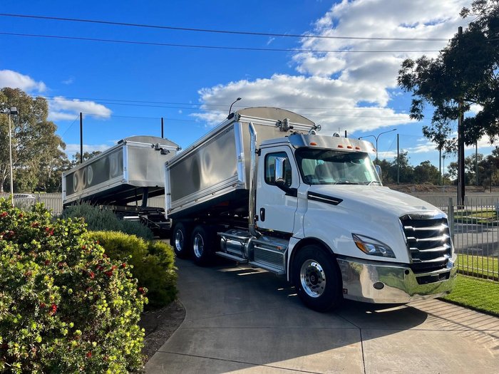 2024 Freightliner Cascadia 126 Tipper White