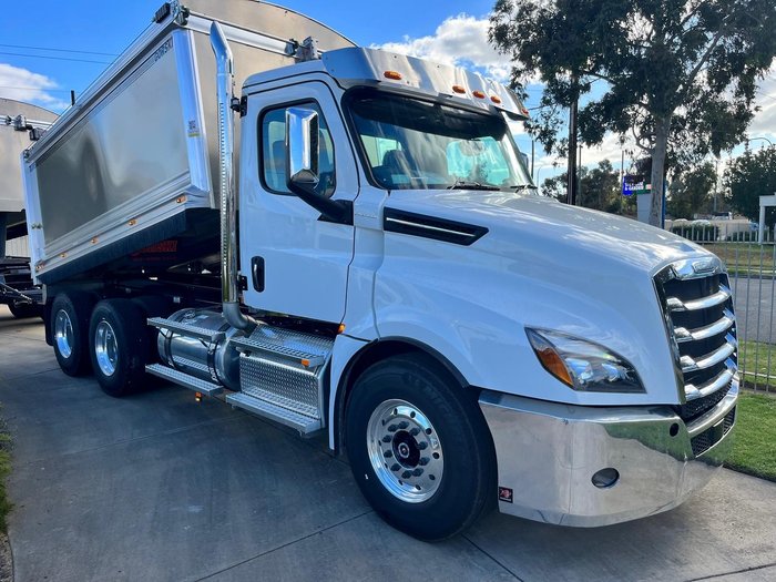 2024 Freightliner Cascadia 126 Tipper White